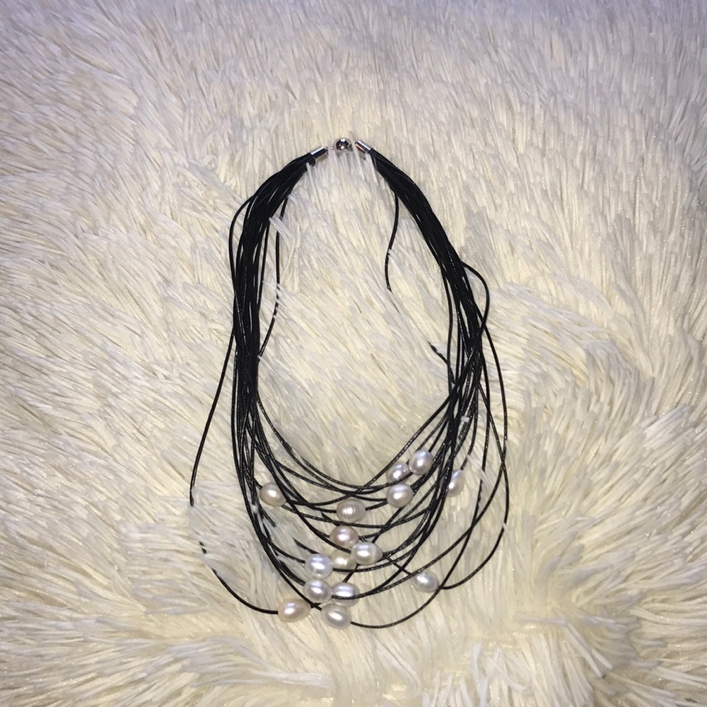 Pearl-Like Black Wire Necklace